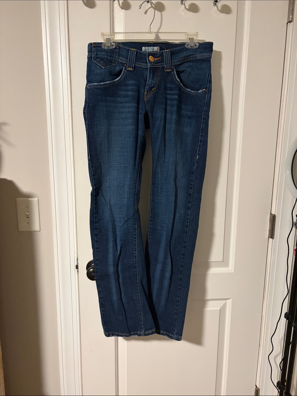 Women’s Levi’s Dark Blue Straight-Leg Jeans..size 7
